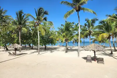 Image de A dreamy vacation apartment, steps from private beach.