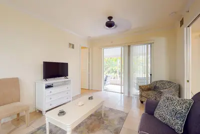 Image de Condo in exciting locale with lanai, Ac, & W/D - walk to shopping & dining