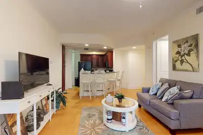 Image de Inviting condo with lanai, wet bar, office, & Ac - walk to shops & dining