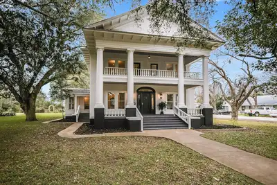 Image de The Ella Norah. A Luxury Retreat. Pool and Spa. Steps to Main Street.