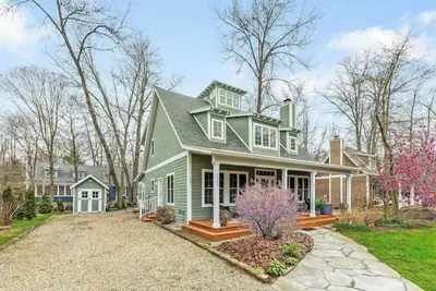 Image de Cozy Modern Home, close to beach! Private hottub. Community pool 4 houses away