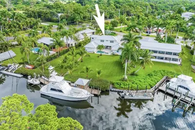 Image de 4 Br Waterfront with 100’ dock
