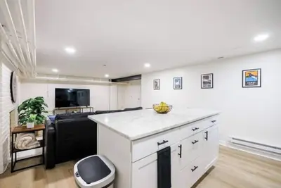 Image de Spacious 1 bedroom, 1 bathroom unit w/ private entrance, on site parking+laundry