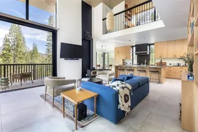 Image de Modern Sophistication Bathed in Natural Light