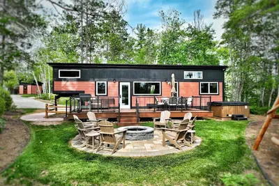 Image de Near Pictured Rocks and trails, on the AuTrain River, has private hot tub