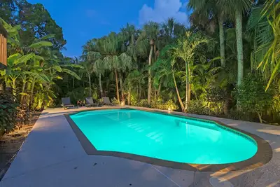 Image de Palm Paradise - Pet Friendly Home on Siesta Key w/ Large Heated Private Pool & Outdoor Area!