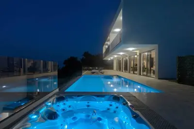 Image de Villa de luxe 4 chambres avec piscine chauffée, sauna, jacuzzi, pouvant accueillir jusqu'à 10