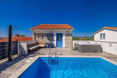 Image de Maison de vacances Kuntenta avec piscine privée et jacuzzi