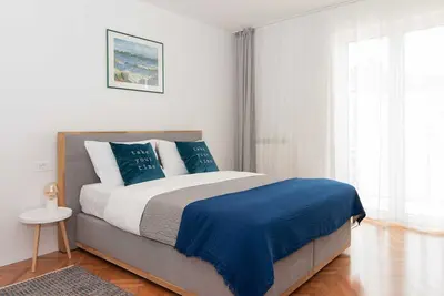 Image de One Bedroom Apartment with terrace Rose Garden