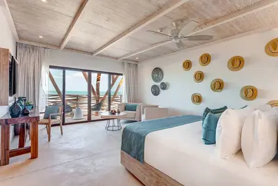 Stylish and Comfortable Stay in Holbox! Swimming Pool, Direct Beach Access!