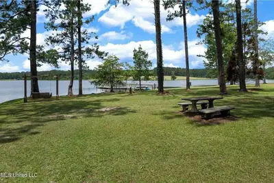 Image de Beautiful 263 Acre Lake Front Estate