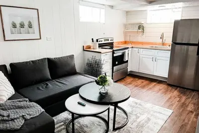 Image de Iowa Downstairs · Cozy Ski Trip | Couple + Family | 6 Guest
