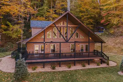 Image de Sky's Creek Retreat Cabin on 7 acres with a creek Brand New Hot Tub!