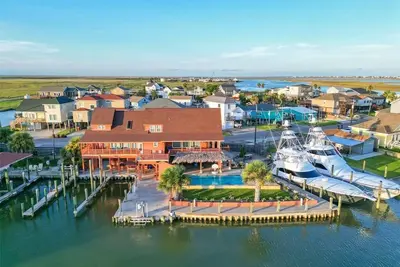 Private swimming pool, fishing dock! Something to offer everyone!