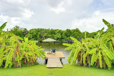 Image de Port Charlotte Home w\/ Sunroom, Grill & Fire Pit!