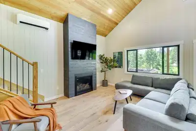 Image de Modern Lakeside Cabin w/ Mountain Views & Hot Tub!