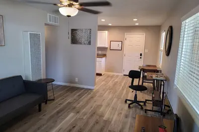 Image de Centrally located close to everything with private entry and private yard.