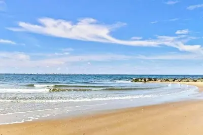 Image de Penthouse on private beach very quit and peaceful near the pier newly remodeled.