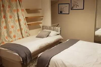 Image de Bright, Cheerful, Comfortable 2-bedroom House Sleeps 6 - Free Parking