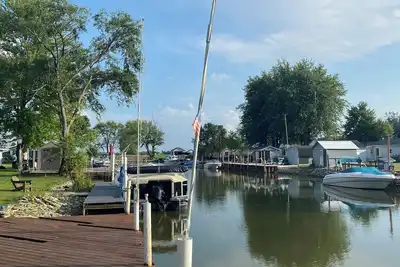 Image de Waterside Retreat! Canal front, family friendly, big yard, boat access