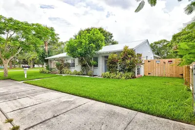 Image de Cozy Villa #1, 3 minutes from Downtown & 10 minutes to the Beach