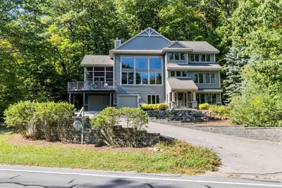 Image de Available All Year Round- Gorgeous Home with Private Access to Glen Lake