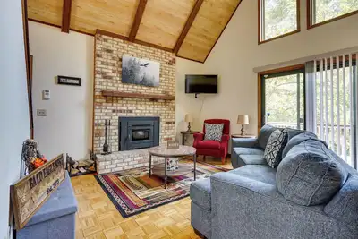 Image de Cabin w\/ Deck ~ 3 Mi to Apple Valley Lake!