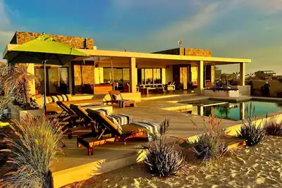 Image de Casa mALIbu  view of ocean, pool, hot tub, one acre lot, 3 minute walk to beach