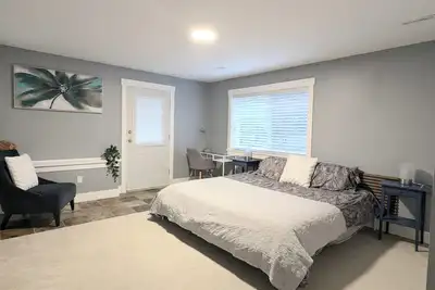 Image de King bed, spacious suite with Netflix and Prime