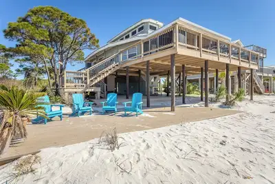 Image de Tiki House is a Unique Beach Front gathering spot for family, friends and PUPs.