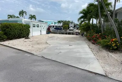 Image de Waterfront Rv Lot w 35' dock in \"Venture Out\". Utility hookups & beautiful views