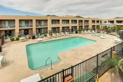 Image de Vacation Starts Here! 2 Affordable Units, Near Desert Vista Dog Park, w/ Pool!