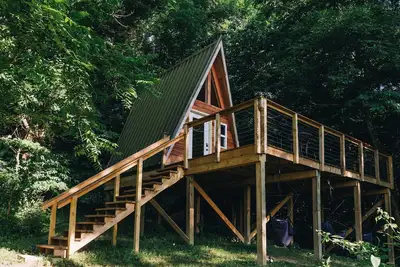 Image de Oxley in the Woods: Off-Grid A-Frame Treehouse nestled in the woods