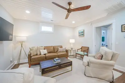 Image de 3 Bed 3 Bath Historic Home \"4 Blocks from King St\"