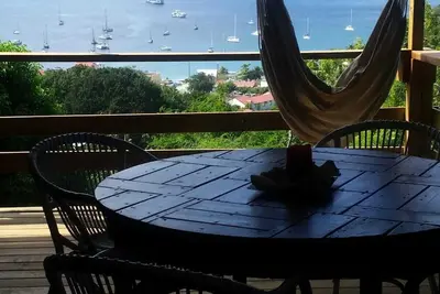 Bungalow bois avec vue panoramique sur la baie de deshaies