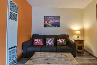 Image de Cozy Adventure Pad Near Downtown - Rose Tree 2