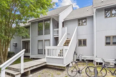 Image de Activities included up to $300 Free Per Week! ! Bright and pretty second-floor 3-bedroom, 2-bath Sea Colony unit with all of the modern conveniences