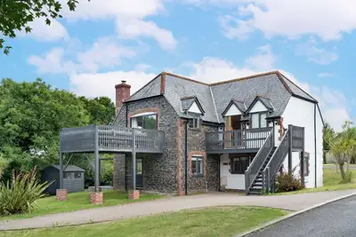 The Hawthorns is a delightful and roomy cottage located in the tranquil stables of Roserrow, just a