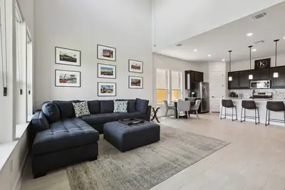 Image de S. Austin - Corporate Relocations, Insurance Claims, Remodels, Waiting to Buy!