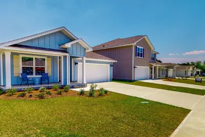 Image de Brand-New Home with a Large Yard, Grill, Kitchen