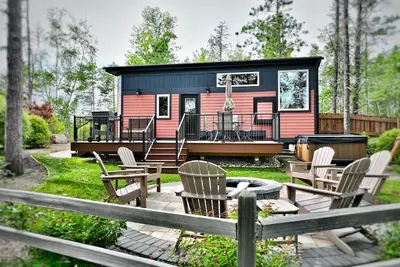Image de Near Pictured Rocks and trails, access to AuTrain River, has private hot tub