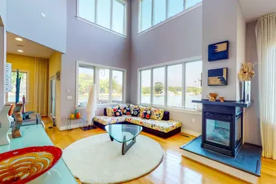 Image de Sprawling Waterfront Home with views, Dock and In-Home Theatre