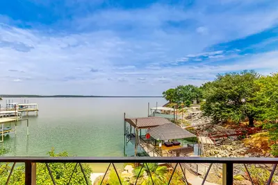 Image de Luxury lake home with stunning water views, gourmet kitchen, hot tub & office