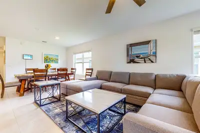 Image de Modern Treasure Coast home with Peloton, Ev charger, tennis, patio, & central Ac