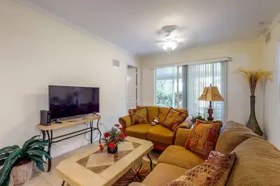 Image de Stay near the action - convenient condo with lanai & wet bar, walk to dining