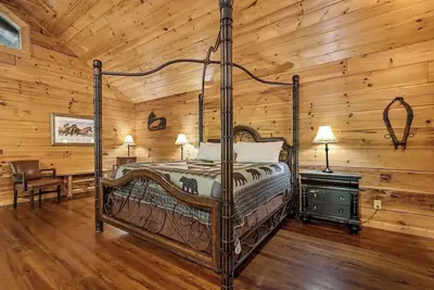 Image de Cowboy cabin. Modern log cabin spacious studio with Hot Tub that will take you back in time.