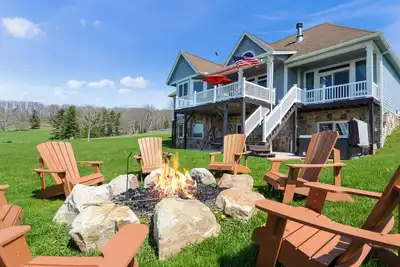 Image de Lake Access, sled hill, fire pit, hot tub, Free par-3 golf, pickleball/tennis
