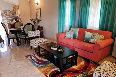 Image de Charming, cozy and comfortable home away from home in a tranquil neighborhood. \n