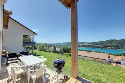 Image de maison de vacances avec une vue exceptionnelle sur lac de paladru