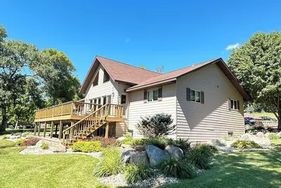 Image de Spacious home with a large deck and ample space for beautiful sunset viewing!